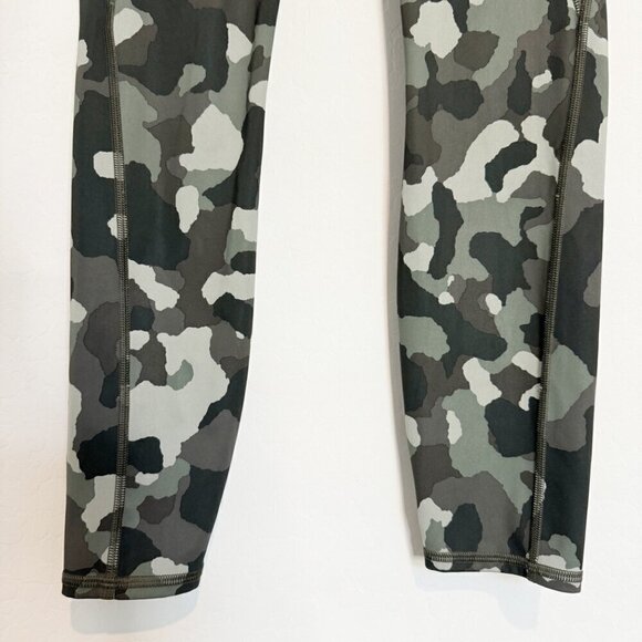Athleta High Rise Lightning Camo 7/8 Tight Athletic Workout Leggings Gym Size XS - Picture 3 of 9